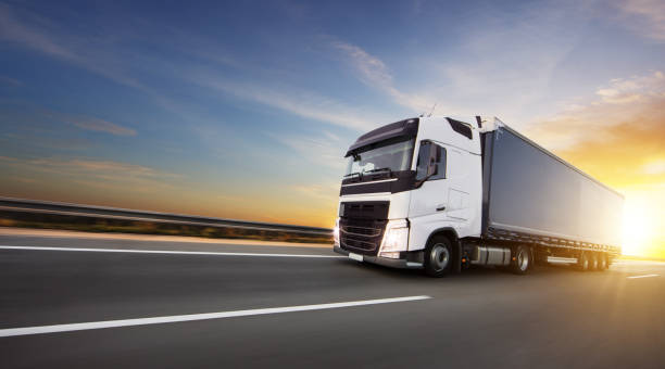 caminhão europeu em autoestrada - shipping car freight transportation commercial land vehicle - fotografias e filmes do acervo