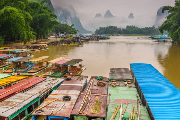 guilin, guangxi, montañas kársticas de china. - xingping fotografías e imágenes de stock