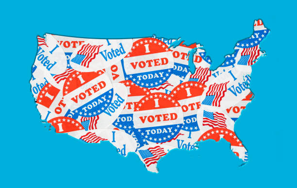 esquema del mapa de ee.uu. creado a partir de muchas pegatinas o insignias de votación electoral - voting usa button politics fotografías e imágenes de stock