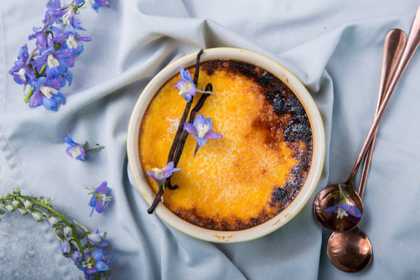 creme brulee - традиционный французский десерт из ванильного крема с карамелизированным сахаром сверху. лейте крем - brule стоковые фото и изображения