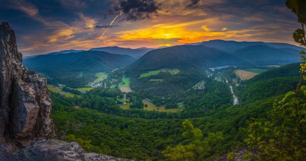 istock Seneca Rocks Of West Virginia 1257074659