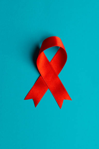 красная лента осведомленности - aids awareness ribbon фотографии стоковые фото и изображения