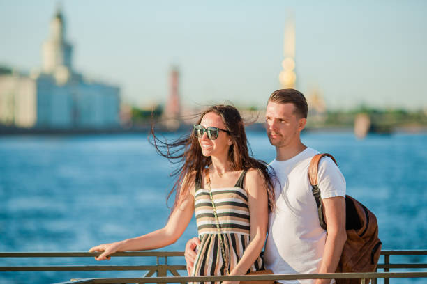 коулп на летней набережной в санкт-петербурге - coulpe стоковые фото и изображения