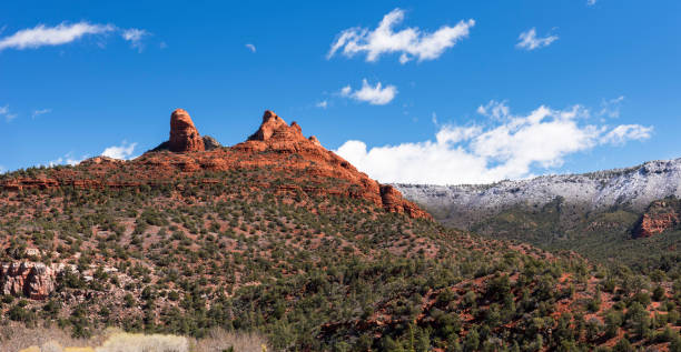 thumb butte localizado em coconino national forest, arizona. - red rocks rock canyon escarpment - fotografias e filmes do acervo