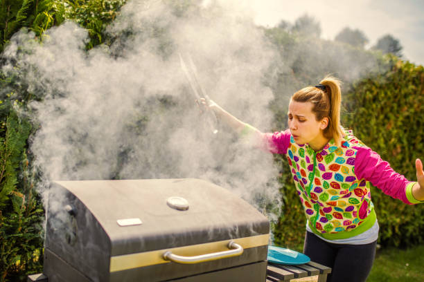 nourriture brûlante de femme sur un barbecue dans l’arrière-cour - barbecue grill chef barbecue sausage photos et images de collection