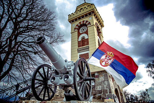 Bandera serbia en un cañón frente al monumento en la colina de Chegar photo