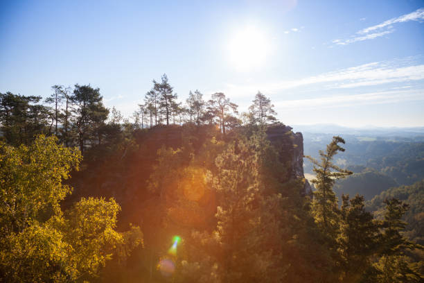 Sunrise at the Bastei bridge above the Elbe River in the Elbe Sandstone Mountains of Germany. One of the most spectacular hiking regions in Europe. The bizarre, primeval landscape of the Saxon Switzerland simply overwhelms visitors. colorido amanecer en el puente bastei sobre el río elba en las montañas de arenisca del elba de alemania. una de las regiones de senderismo más espectaculares de europa. el extraño paisaje primigenio de la suiza sajona simplemente abruma a los visitant
