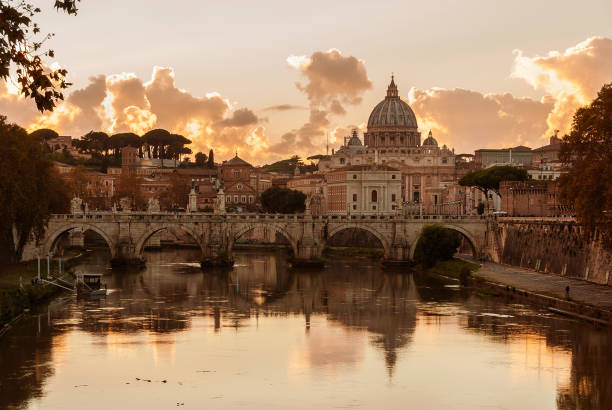 vista al tramonto del centro storico di roma con il fiume tevere - surrounding wall sky river dome foto e immagini stock