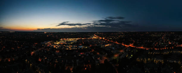 полет во время заката превращается в ночь над движением города - sunset to night стоковые фото и изображения