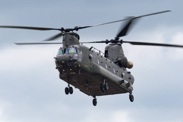 rafフェアフォードに着陸するアプローチで空軍ボーイングチヌークヘリコプター。 - military airplane helicopter military boeing vertol chinook ストックフォトと画像