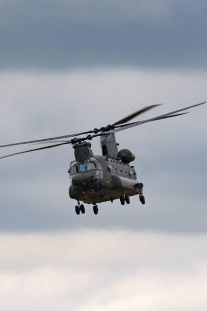 rafフェアフォードに着陸するアプローチで空軍ボーイングチヌークヘリコプター。 - military airplane helicopter military boeing vertol chinook ストックフォトと画像