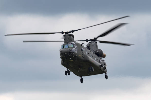 rafフェアフォードに着陸するアプローチで空軍ボーイングチヌークヘリコプター。 - military airplane helicopter military boeing vertol chinook ストックフォトと画像