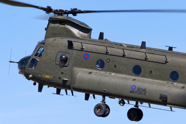 rafフェアフォードに着陸するアプローチで空軍ボーイングチヌークヘリコプター。 - military airplane helicopter military boeing vertol chinook ストックフォトと画像