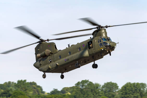 rafフェアフォードに着陸するアプローチで空軍ボーイングチヌークヘリコプター。 - military airplane helicopter military boeing vertol chinook ストックフォトと画像