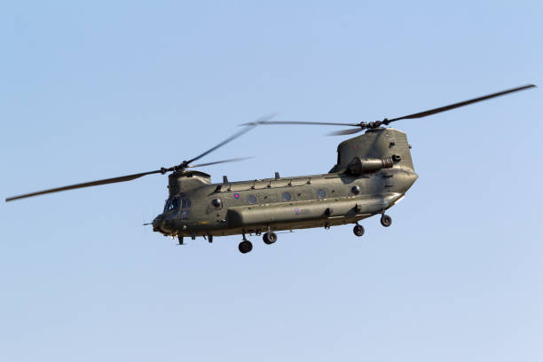 rafフェアフォードを出発するイギリス空軍ボーイングチヌークヘリコプター。 - military airplane helicopter military boeing vertol chinook ストックフォトと画像