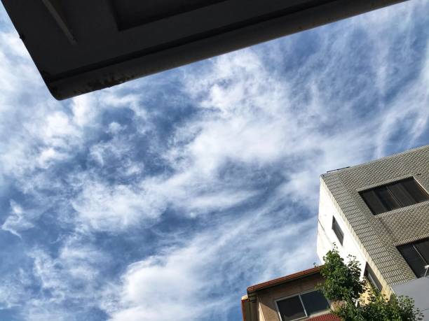 le ciel et les nuages. - apartment window sky sun photos et images de collection