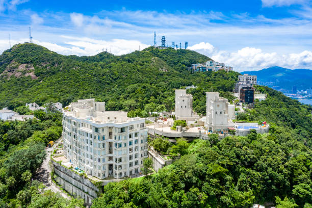 das luxushaus auf dem gipfel von hong kong - victoria peak stock-fotos und bilder