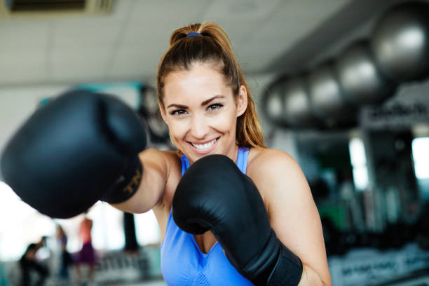 gym sport sport exercice de remise en forme style de vie athlète bofing gant de formation poids corps femme d’entraînement en bonne santé - boxing womens photos et images de collection