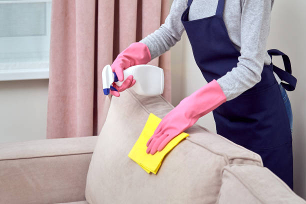 la fille en gants en caoutchouc scanne le détergent sur les meubles. sans visage. - protective glove washing up glove cleaning latex photos et images de collection