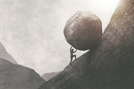 hombre fuerte empujando gran roca cuesta arriba, concepto surrealista photo