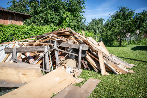 庭の木製の破片、板および版。建設・再建 - tree removing house damaged ストックフォトと画像