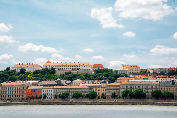 edificios medievales del distrito del castillo de buda con río danubio en budapest, hungría - fort budapest medieval royal palace of buda fotografías e imágenes de stock