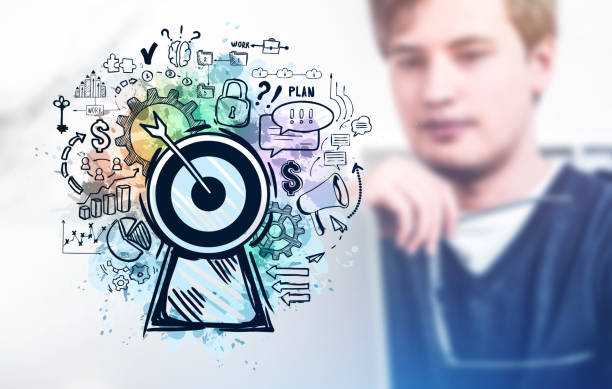 مردی که در دفتر به یک هدف بزرگ خیره شده است