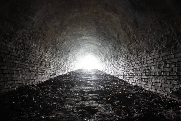 antigo túnel subterrâneo de tijolos da fortaleza. interior do forte potern do século xix. - 19th hole - fotografias e filmes do acervo