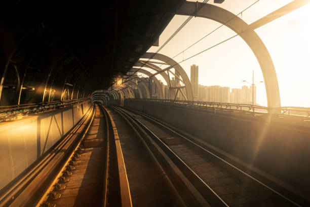 túnel ferroviário do metrô em hong kong - train blurred motion nobody subway train - fotografias e filmes do acervo