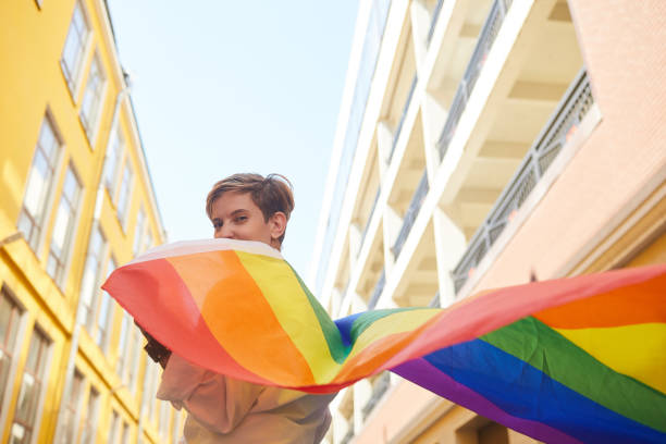 lesbian parade in the city - parade rest imagens e fotografias de stock