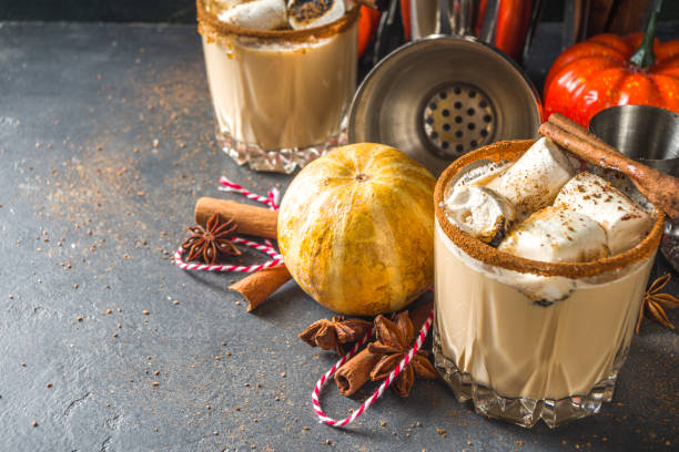 ホットカボチャスパイスカクテル - latté pumpkin spice coffee ストックフォトと画像