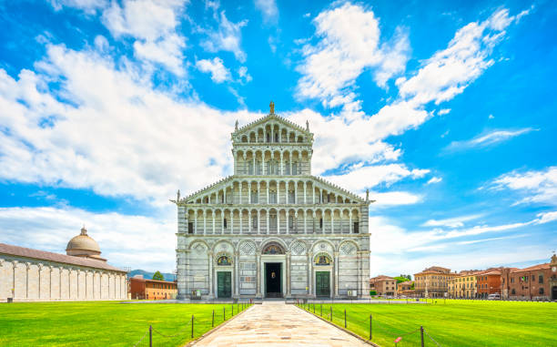 dom von pisa kathedrale, wunderplatz oder piazza dei miracoli. toskana, italien - pisa tuscany italy baptistery stock-fotos und bilder