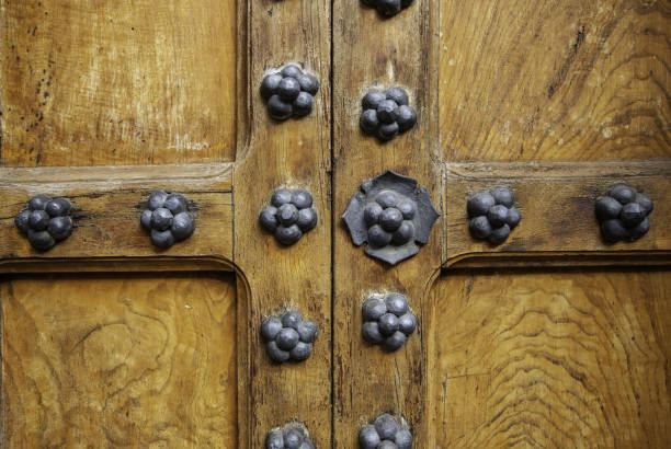 porta de madeira medieval - shutter unhygienic ancient old - fotografias e filmes do acervo