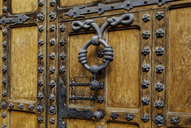 porta medievale in legno - shutter unhygienic ancient old foto e immagini stock