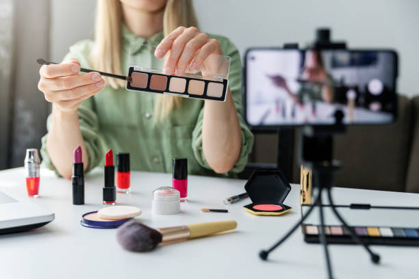 maquillaje belleza moda blogger influencer grabación de vídeo presentando cosméticos en las redes sociales en casa - vlogging fotos fotografías e imágenes de stock