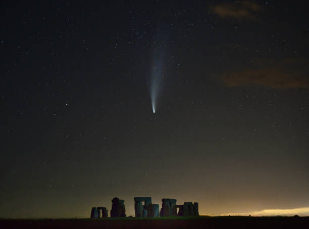 cometa neowise & stonehenge - stonehenge ancient civilization religion archaeology foto e immagini stock