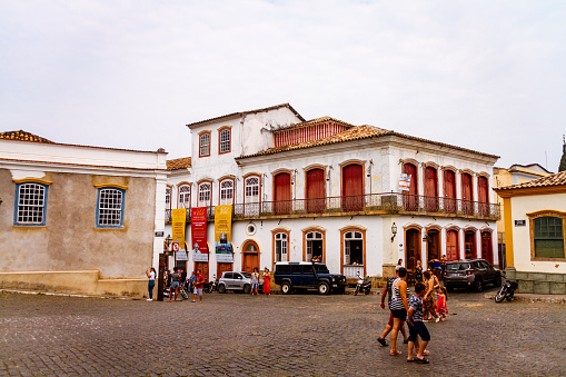 People strolling and shopping in the old square of São João del-Rei