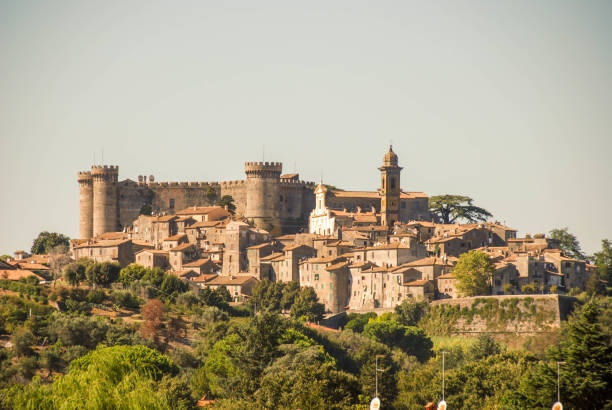 el castillo "castello orsini-odescalchi"en la ciudad de bracciano, en lo alto de una colina. - bracciano fotografías e imágenes de stock