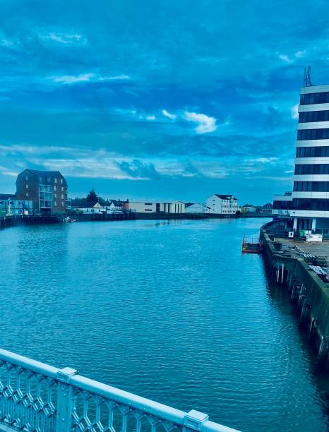 blue days - great yarmouth england norfolk river imagens e fotografias de stock