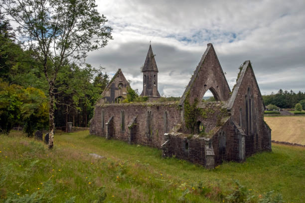 rovine della chiesa di tourmakeady. - county mayo ireland foto e immagini stock