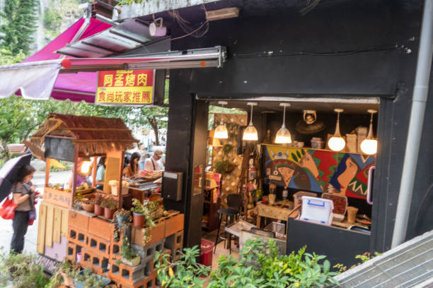 foules de clients à wulai, un village aborigène d’atayal avec des stands de nourriture et des restaurants - hokkien photos et images de collection