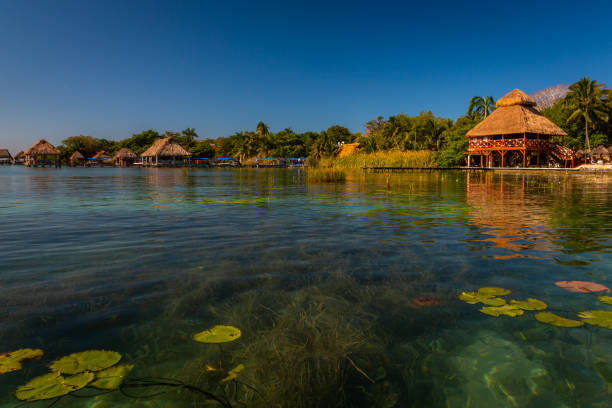 lagoa bacalar seven color - mayan riviera - fotografias e filmes do acervo