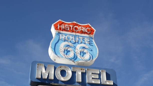 motel retro sign on historic route 66 famous travel destination, vintage symbol of road trip in usa. iconic lodging signboard in arizona desert. old-fashioned neon signage. classic tourist landmark - route 66 old fashioned roadside commercial sign imagens e fotografias de stock