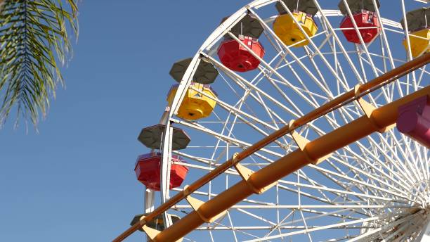 iconica ruota panoramica retrò colorata, montagne russe nel parco divertimenti. famoso classico simbolo dell'estate californiana, molo del resort pacific ocean beach - santa monica retro revival ferris wheel carnival foto e immagini stock