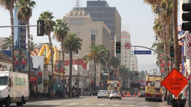 passeggiata della fama, hollywood boulevard nella città di los angeles. pedastriani che camminano sul marciapiede della strada. intrattenimento e cinema industria iconico punto di riferimento turistico - cerimonia degli oscar foto e immagini stock