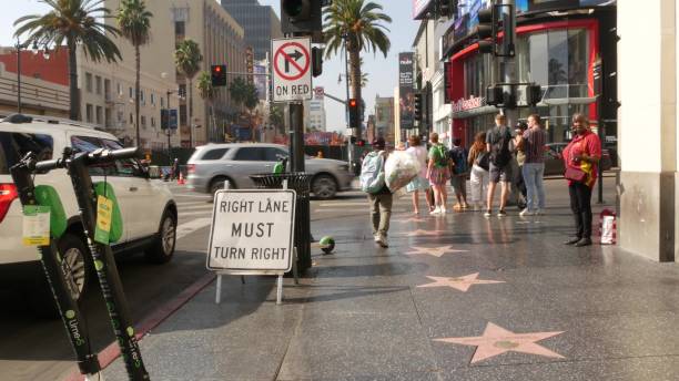 passeggiata della fama, hollywood boulevard nella città di los angeles. pedastriani che camminano sul marciapiede della strada. intrattenimento e cinema industria iconico punto di riferimento turistico - cerimonia degli oscar foto e immagini stock