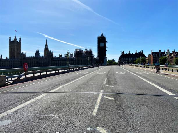 leere westminster bridge während der sperrung, london - city of westminster big ben london england whitehall street stock-fotos und bilder