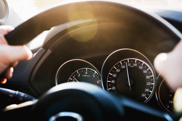 velocímetro de um carro de perto, com a seta congelada a uma velocidade de 120 km/h. detalhes e interior de um carro de luxo preto. - velocímetro - fotografias e filmes do acervo