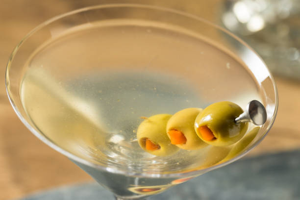 boozy traditional dirty martini - martini martini glass dirty martini olive fotografías e imágenes de stock