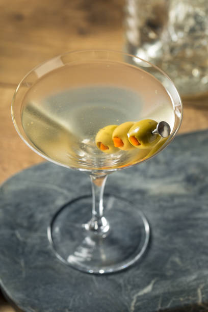 boozy traditional dirty martini - martini martini glass dirty martini olive fotografías e imágenes de stock